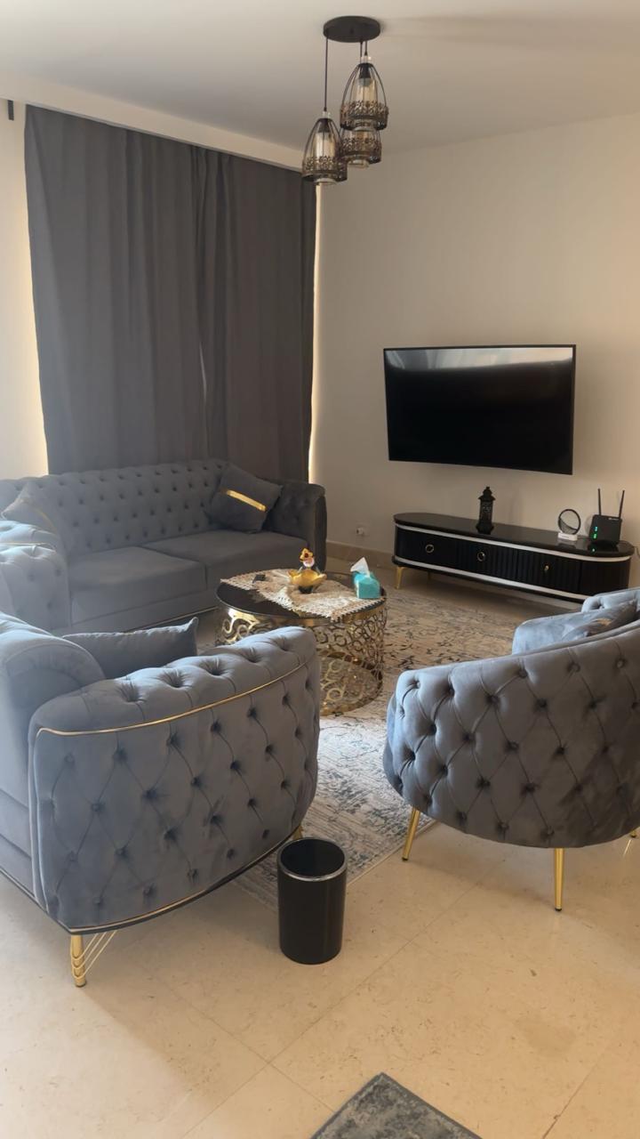 شقة 2 غرف مفروش للايجار على حمام السباحة 90 افينيو