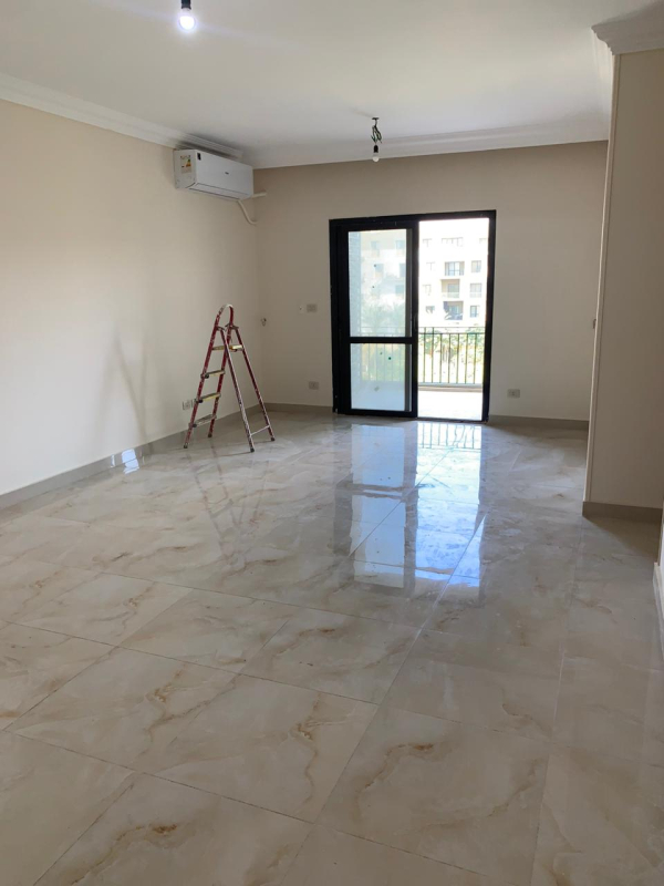 شقة للإيجار في إيست تاون بالمطبخ والتكييفات