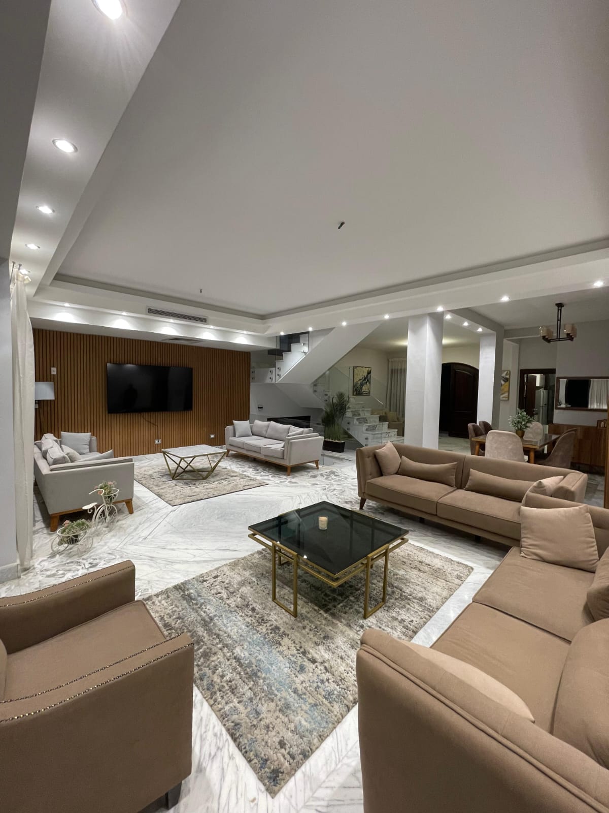 فيلا للإيجار مفروشة بحمام سباحه خاص في هايد بارك