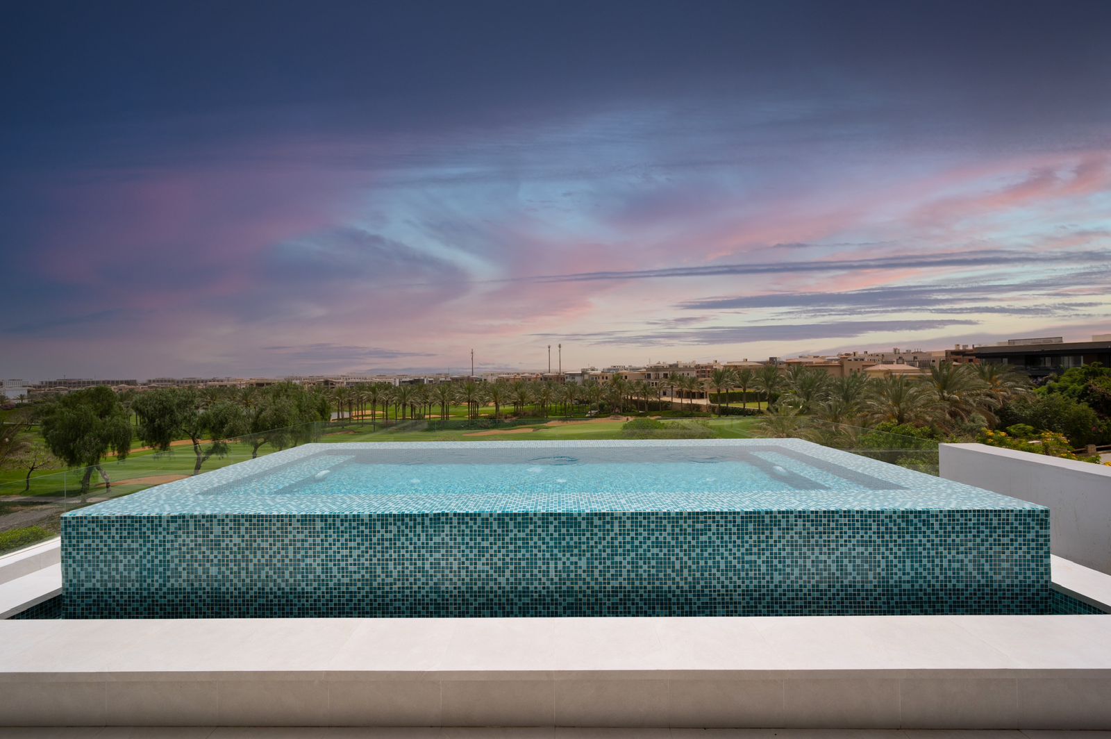 بنتهاوس للإيجار - صف أول جولف وحمام سباحه خاص