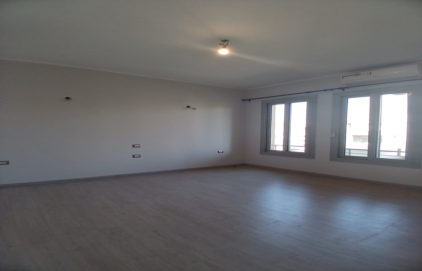 شقة غرفتين للايجار (مطبخ وتكييفات) في فيلدج جيت