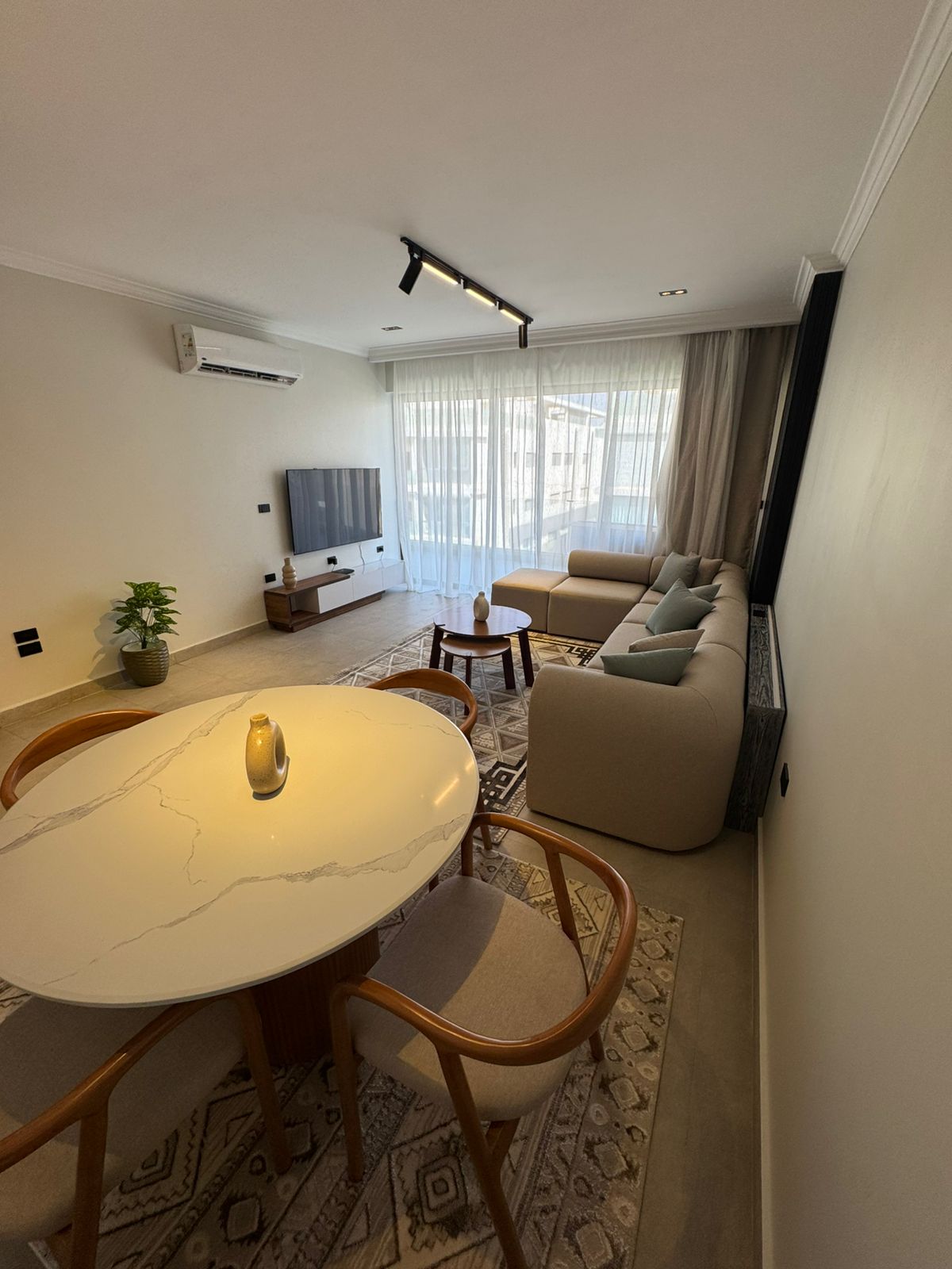 شقة مفروشة مودرن للإيجار في ليك فيو