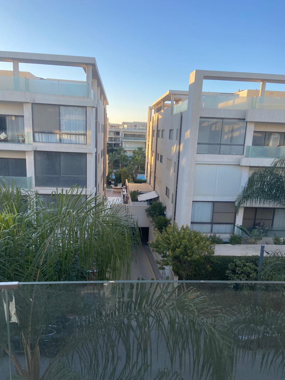 شقة نص مفروشه للإيجار في كمبوند ليك فيو ريزيدنس