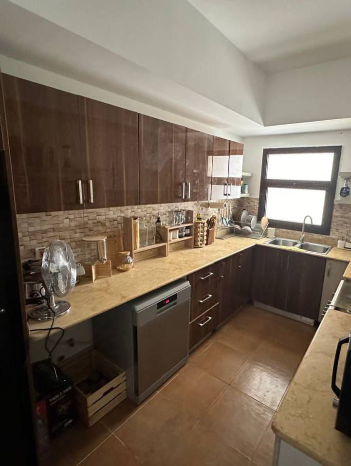 شقة نص مفروشة للإيجار في ميفيدا