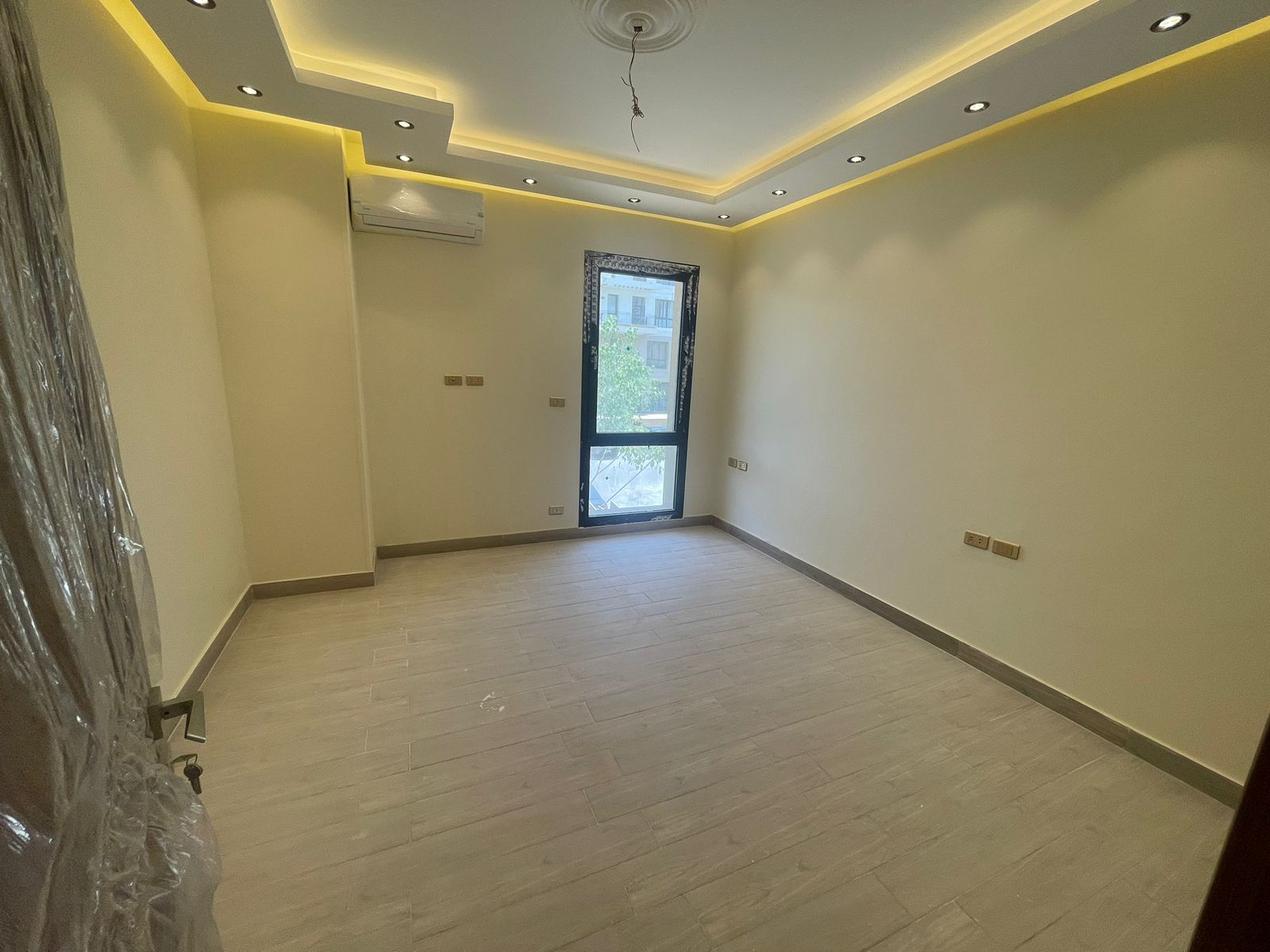 شقة للإيجار في إيست تاون بالمطبخ والتكييفات