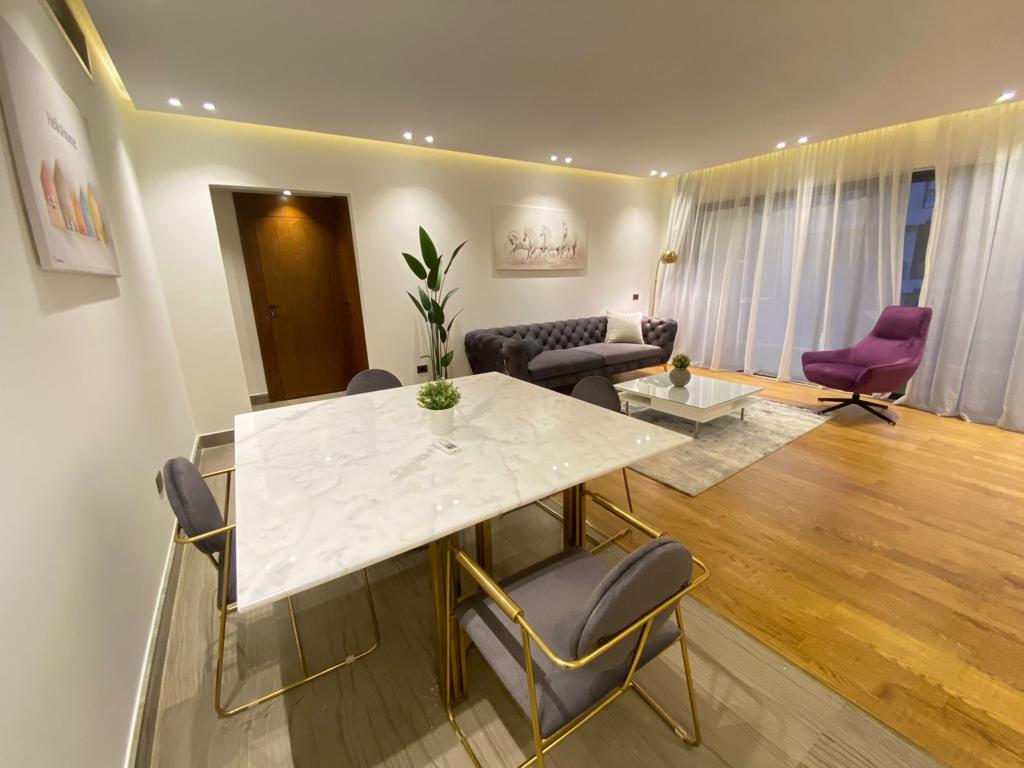 شقة غرفتين مفروشة للإيجار في ليك فيو ريزيدنس – التجمع الخامس