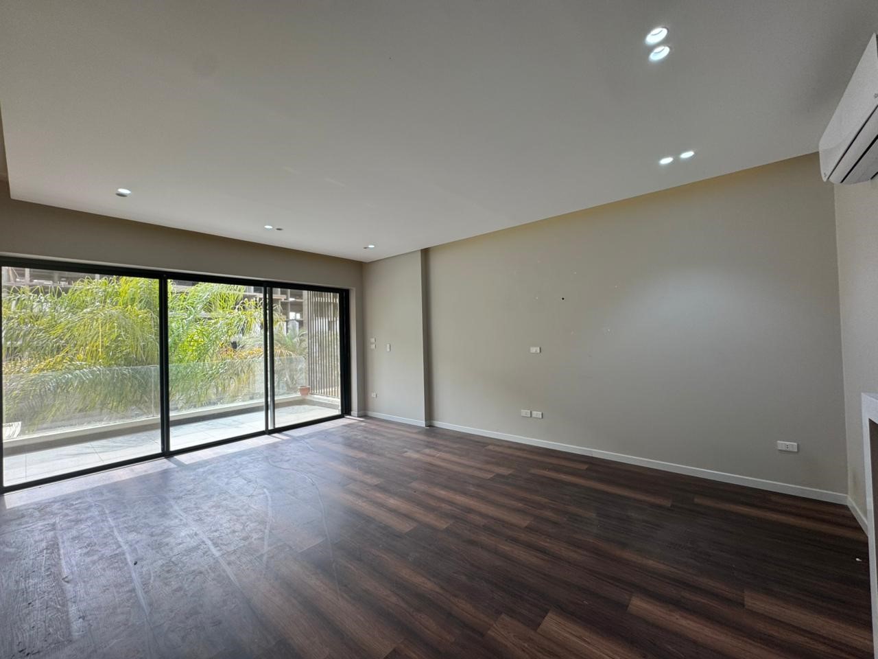 شقة نص مفروشه للإيجار في كمبوند ليك فيو ريزيدنس