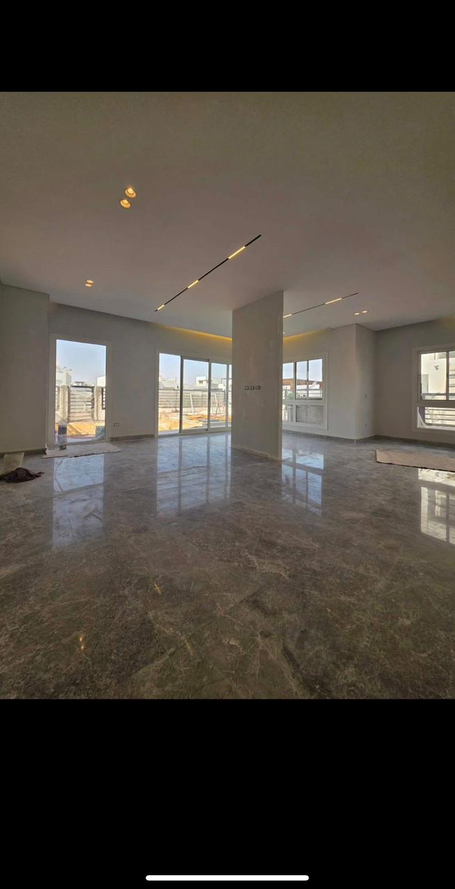 توين هاوس للإيجار 279 متر غير مفروش في هايد بارك