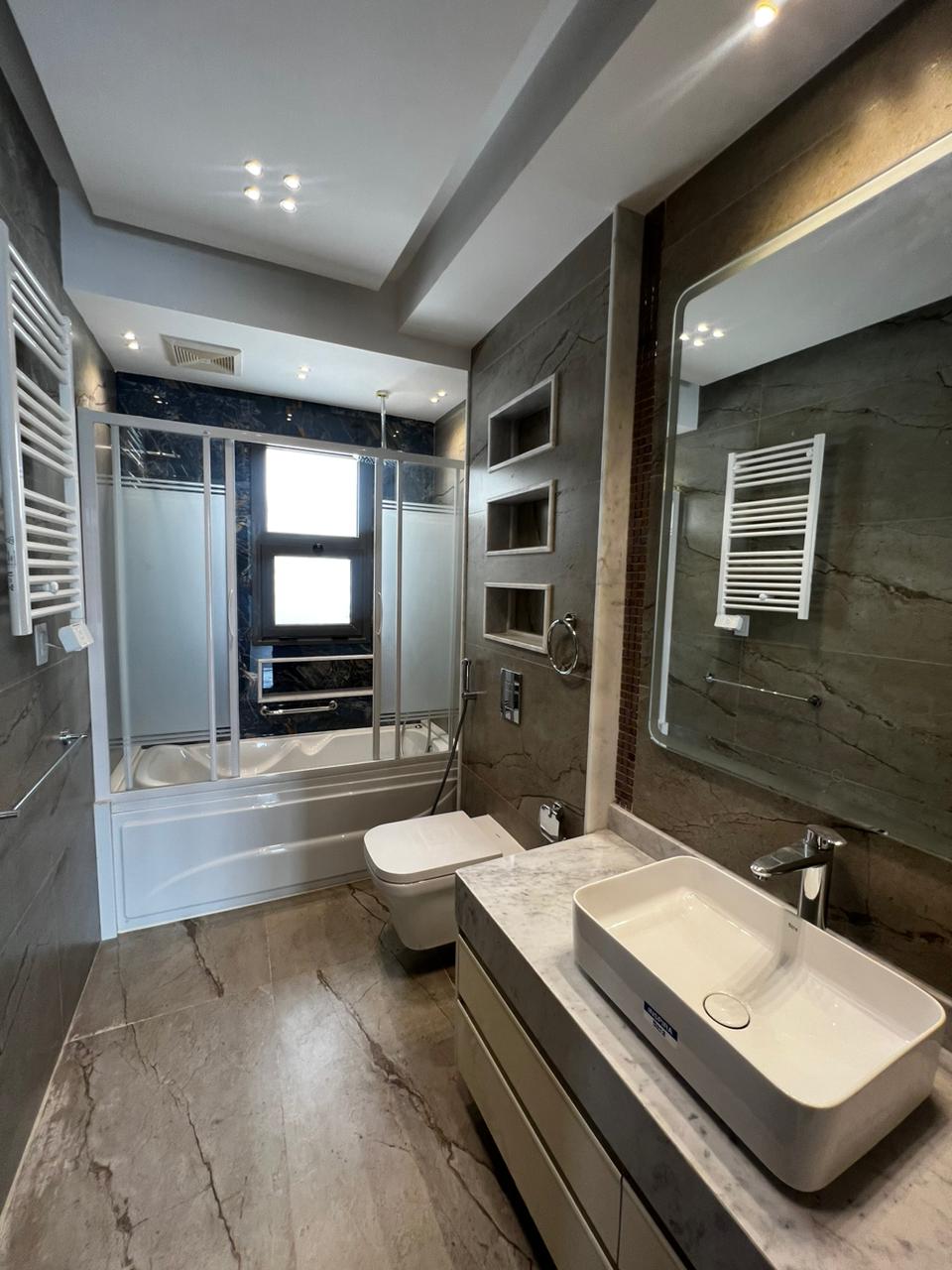 شقة في  كمبوند إيست تاون سوديك للإيجار مده طويله