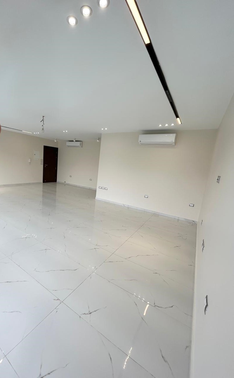 شقة للايجار 3غرف بالمطبخ والتكييفات في ليك فيو