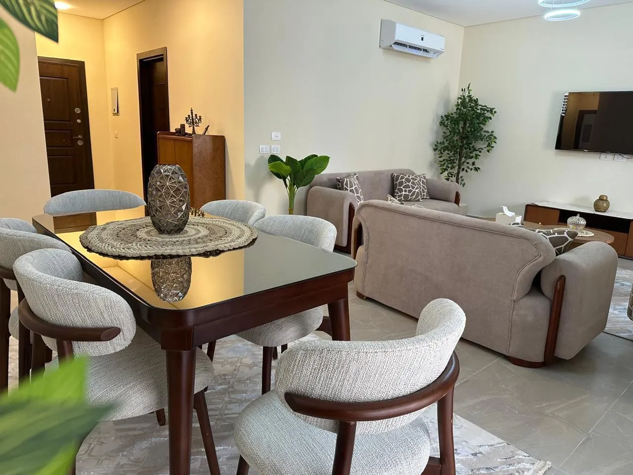 2 bedrooms Fully furnished apartment for rent in 90 Avenue