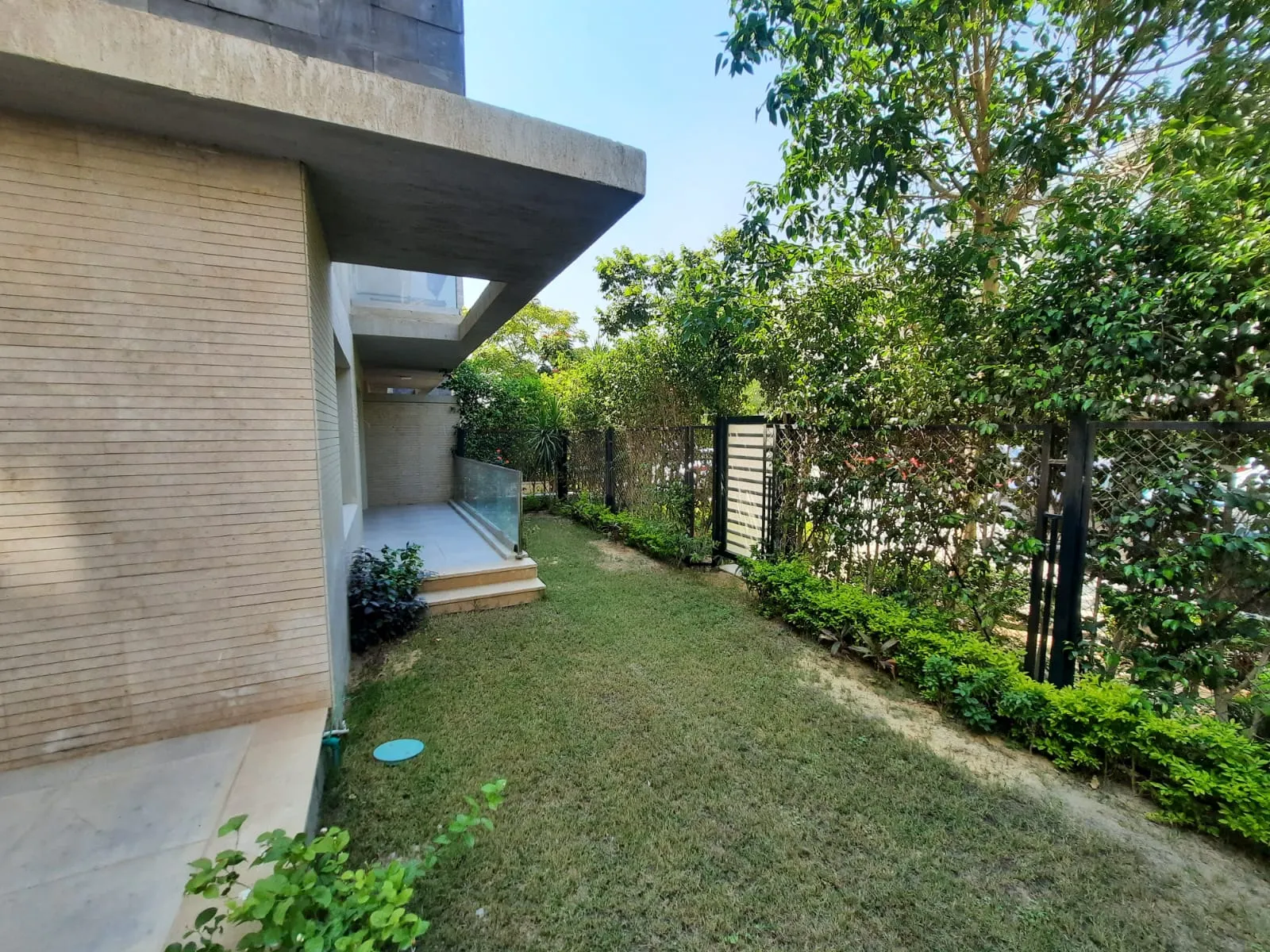 Apartment with garden for rent 120m in Galleria Moon Valley