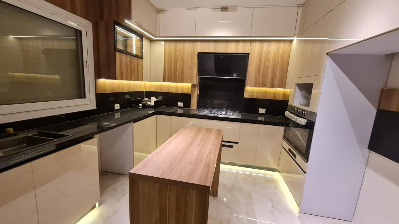 Town house for rent in  hyde park prime location