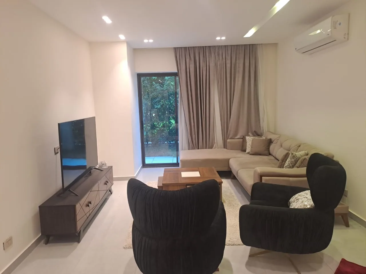 Apartment with garden for rent in Lake View