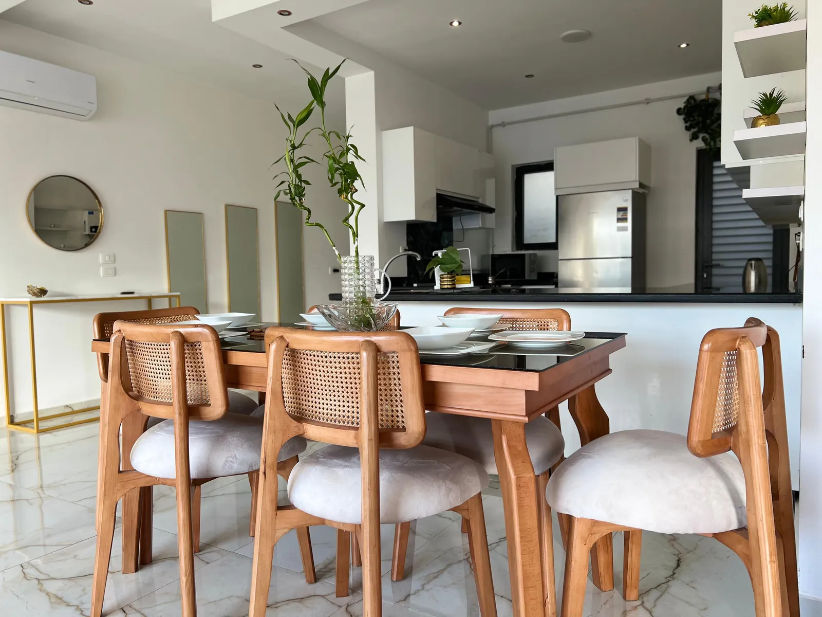 Modern Furnished Apartment For Rent in Lake View