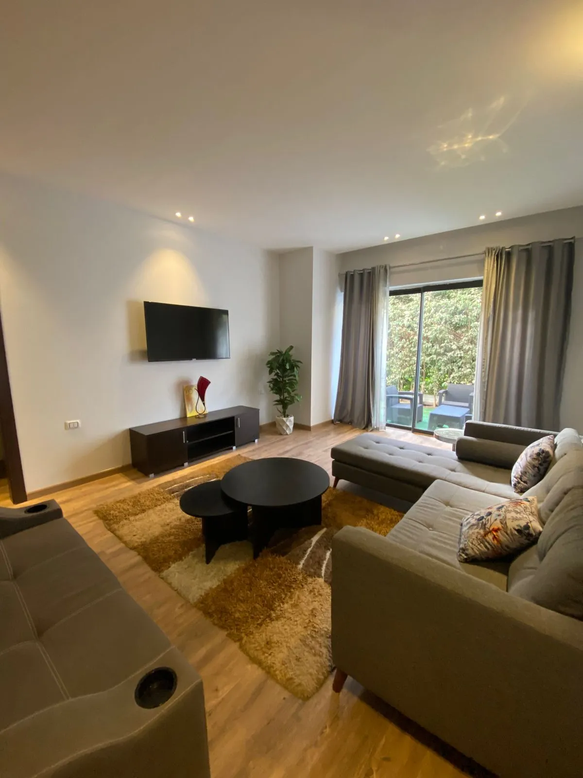 Furnished Ground with Garden For Rent Lake View