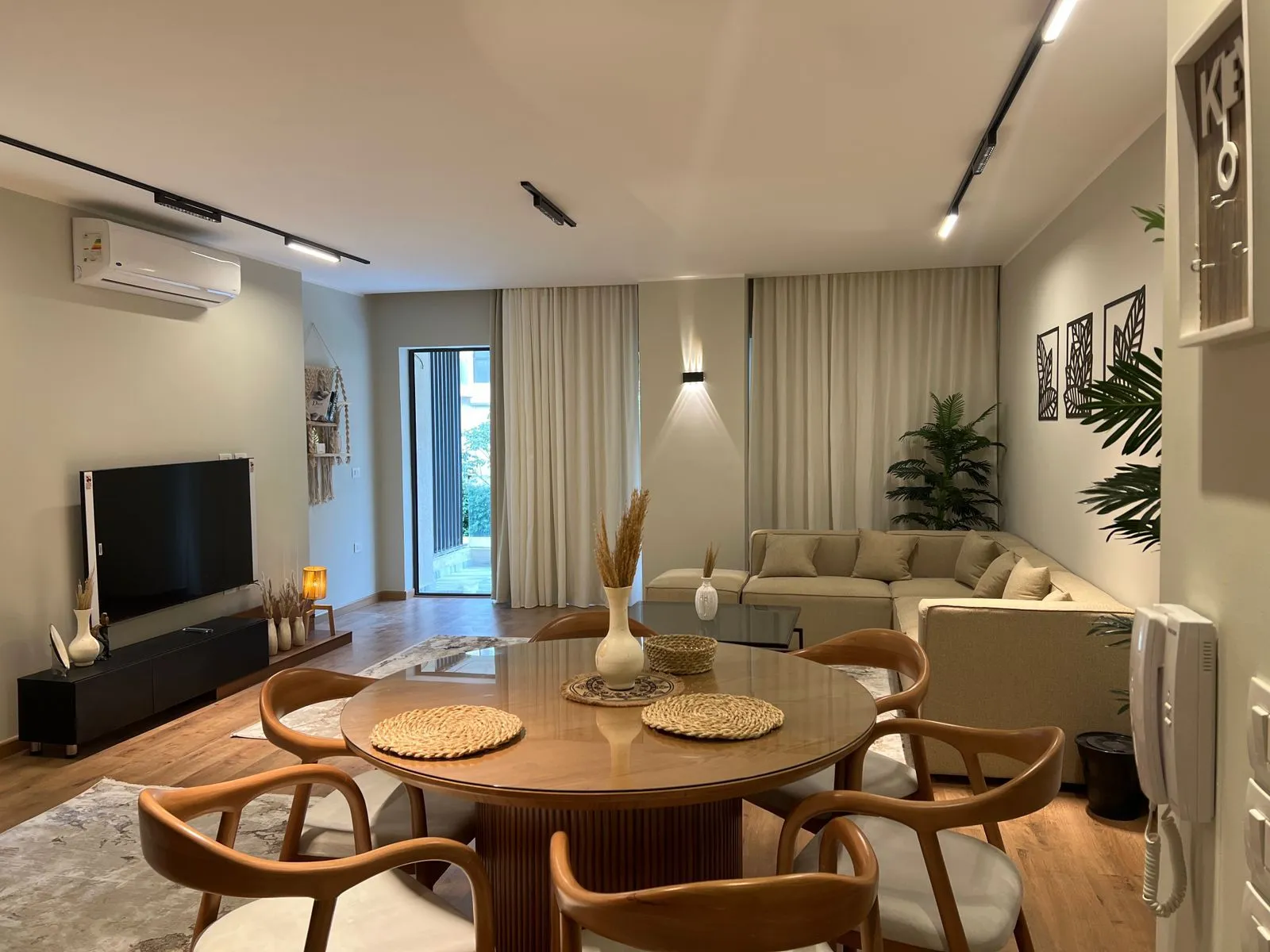 Furnished 3BR Apartment For Rent in Lake View