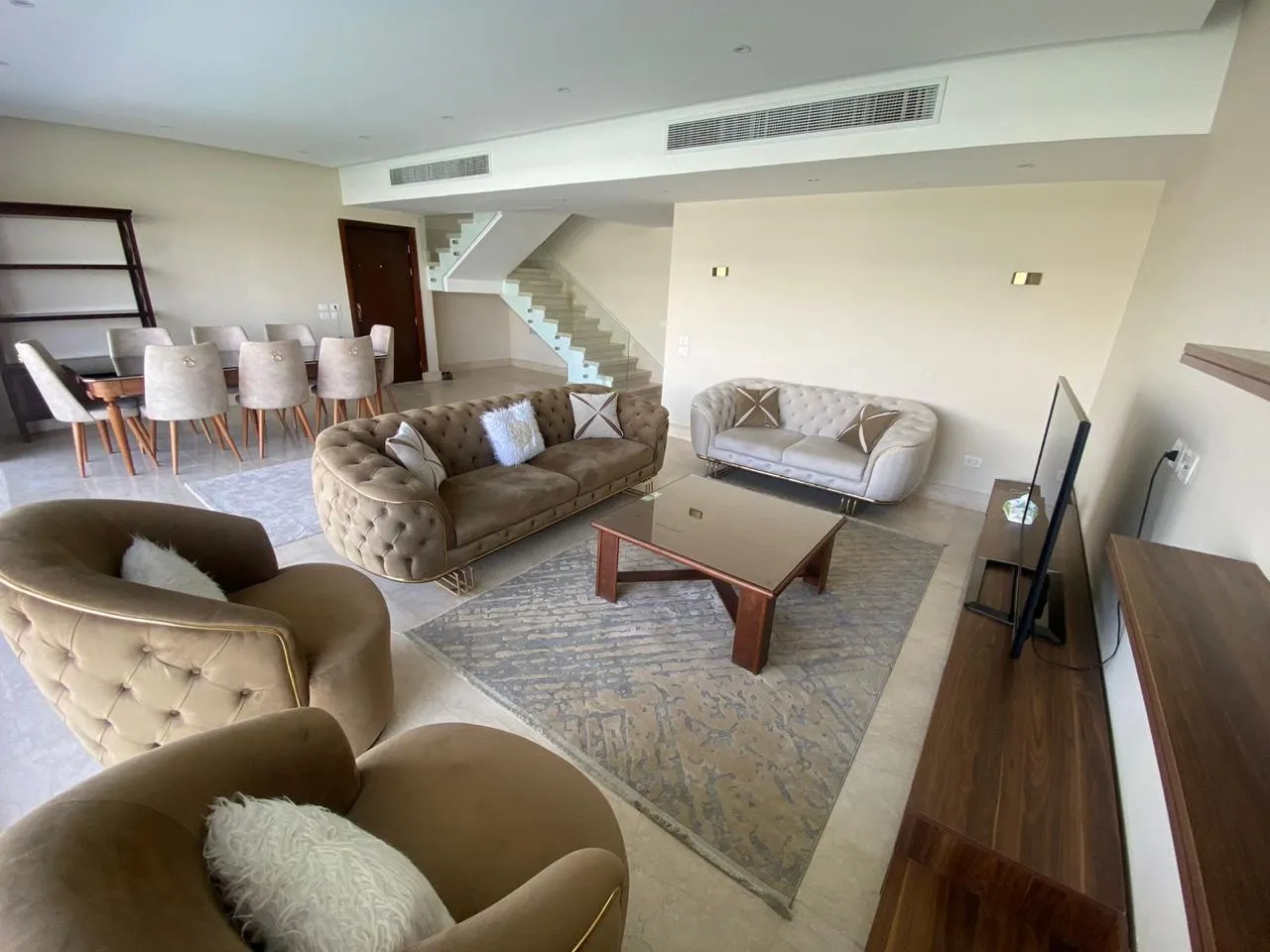 Penthouse 4BR with Pool For Sale in Lake View