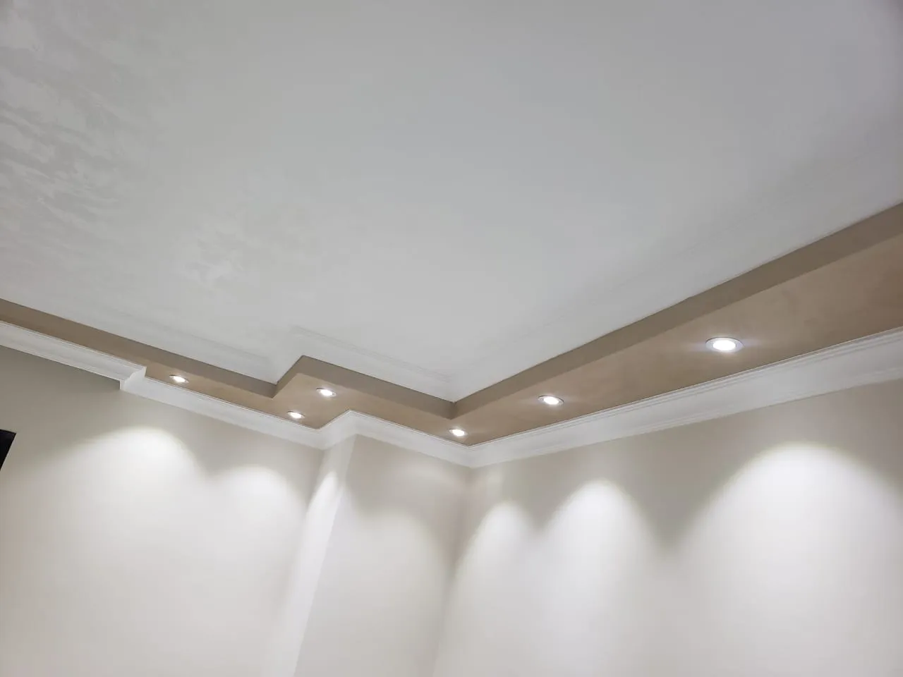 Apartment Semi furnished kitchen and ACs for rent