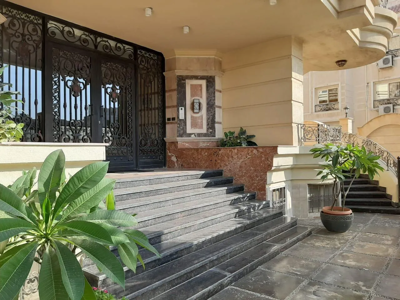 Special apartment in west golf for rent With garden