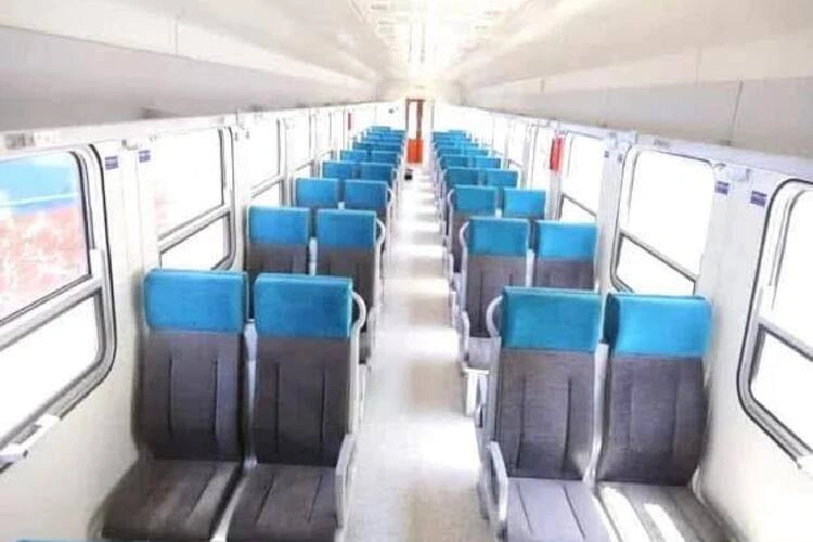 القطار العادي من محطة مصر