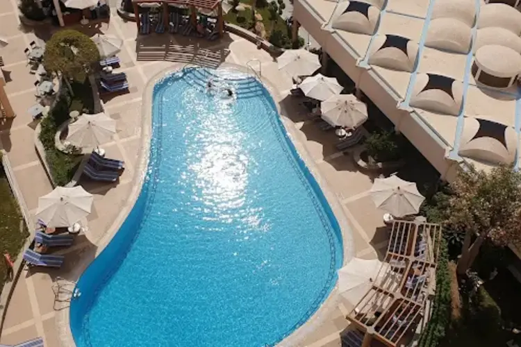 كونراد القاهرة