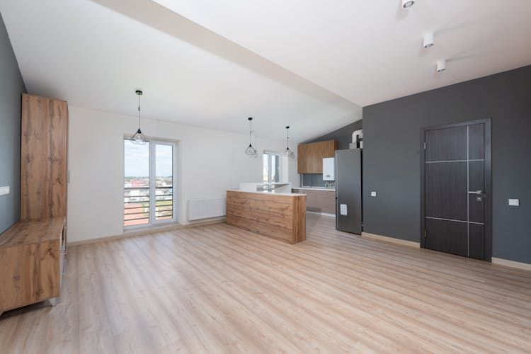 الفرق بين عقد الإيجار الإلزامي والتفويض بالإيجار: دليلك للاستثمار العقاري الآمن